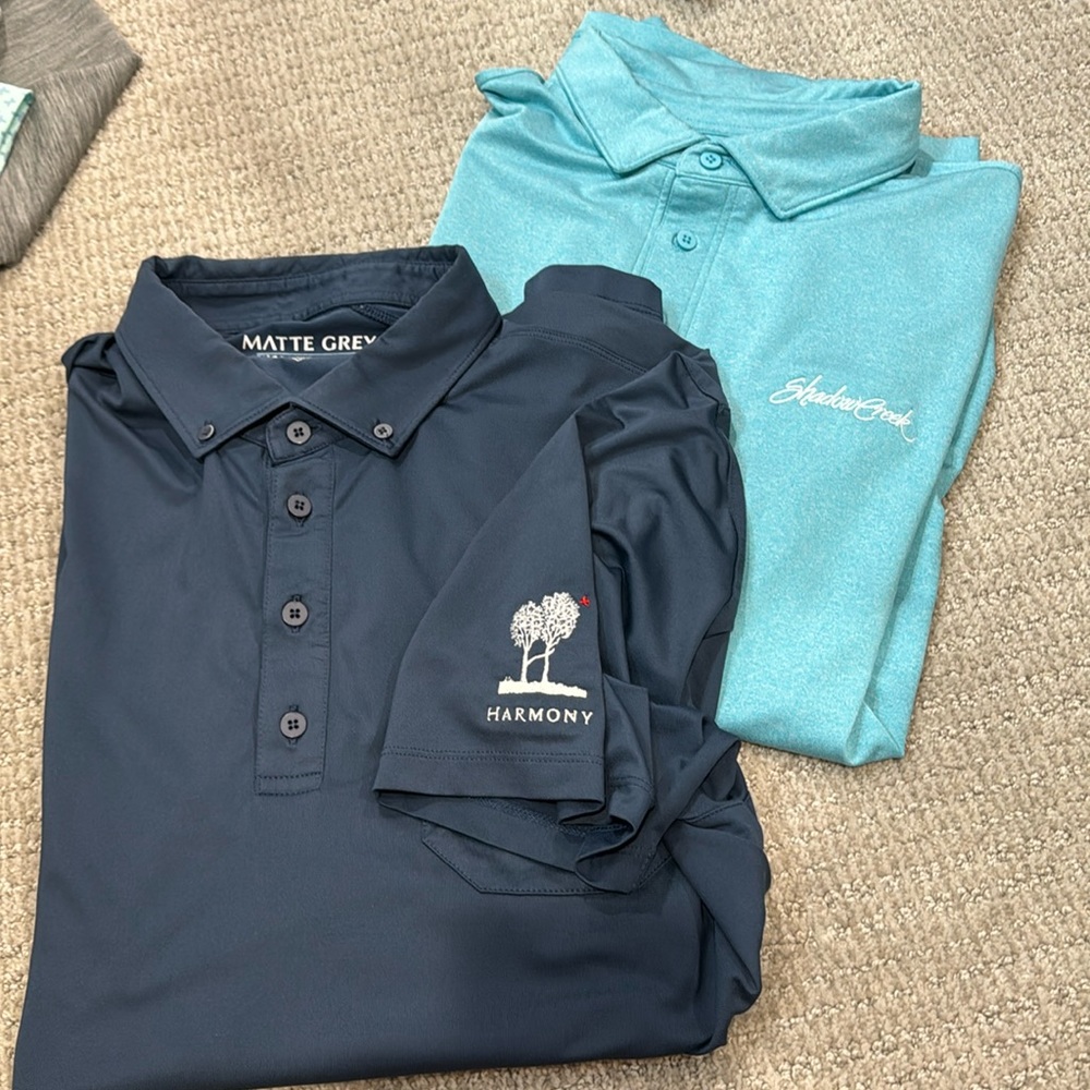 Men’s Matte Grey golf polos- sz XL, course logos EUC